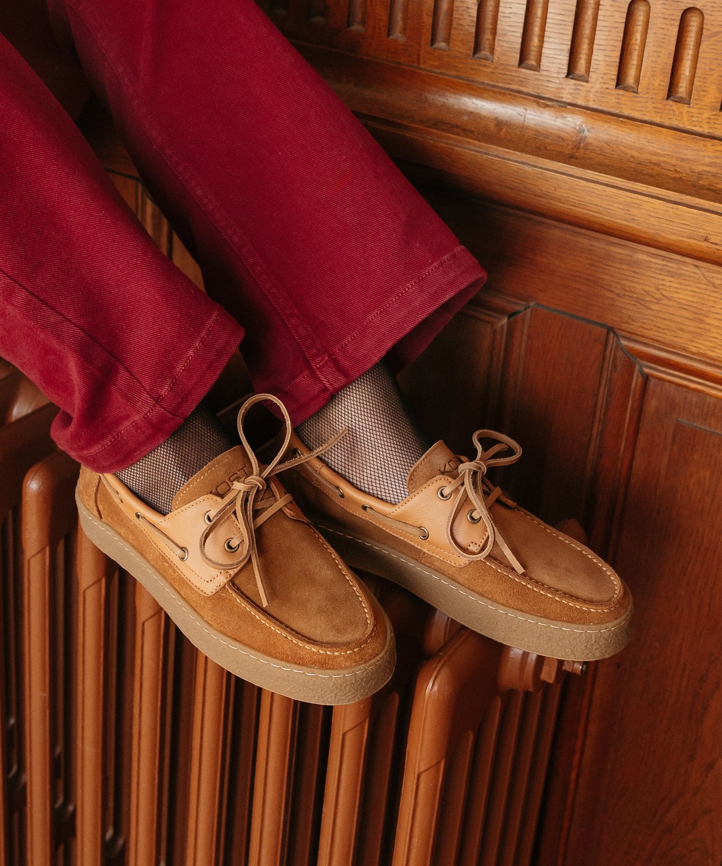 Chaussures bateau femme en daim camel portées avec un pantalon en velours bordeaux – BLOOM KOST