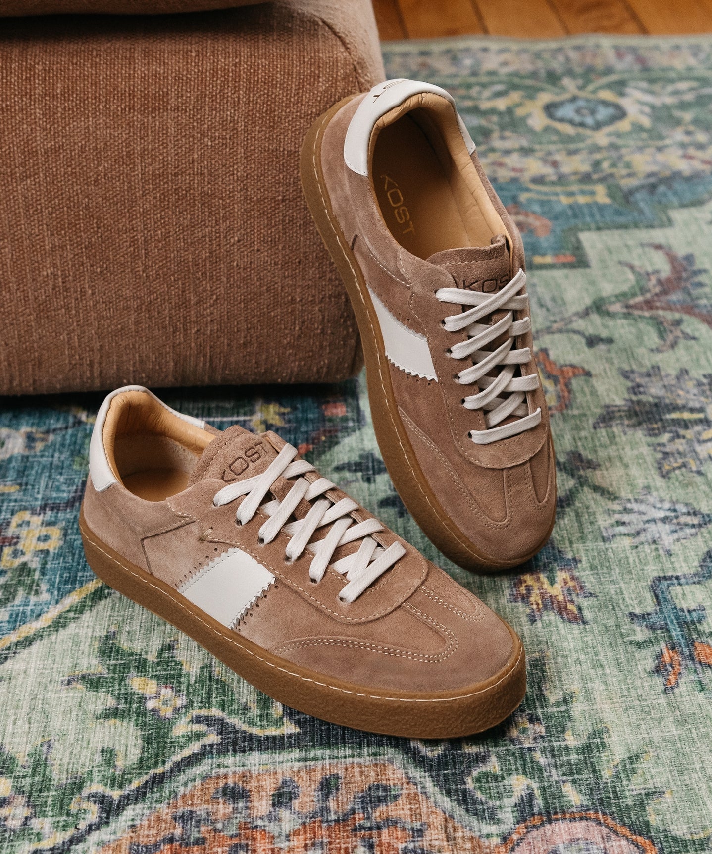 Sneakers vintage femme en daim taupe à bande blanche – LYNXA KOST