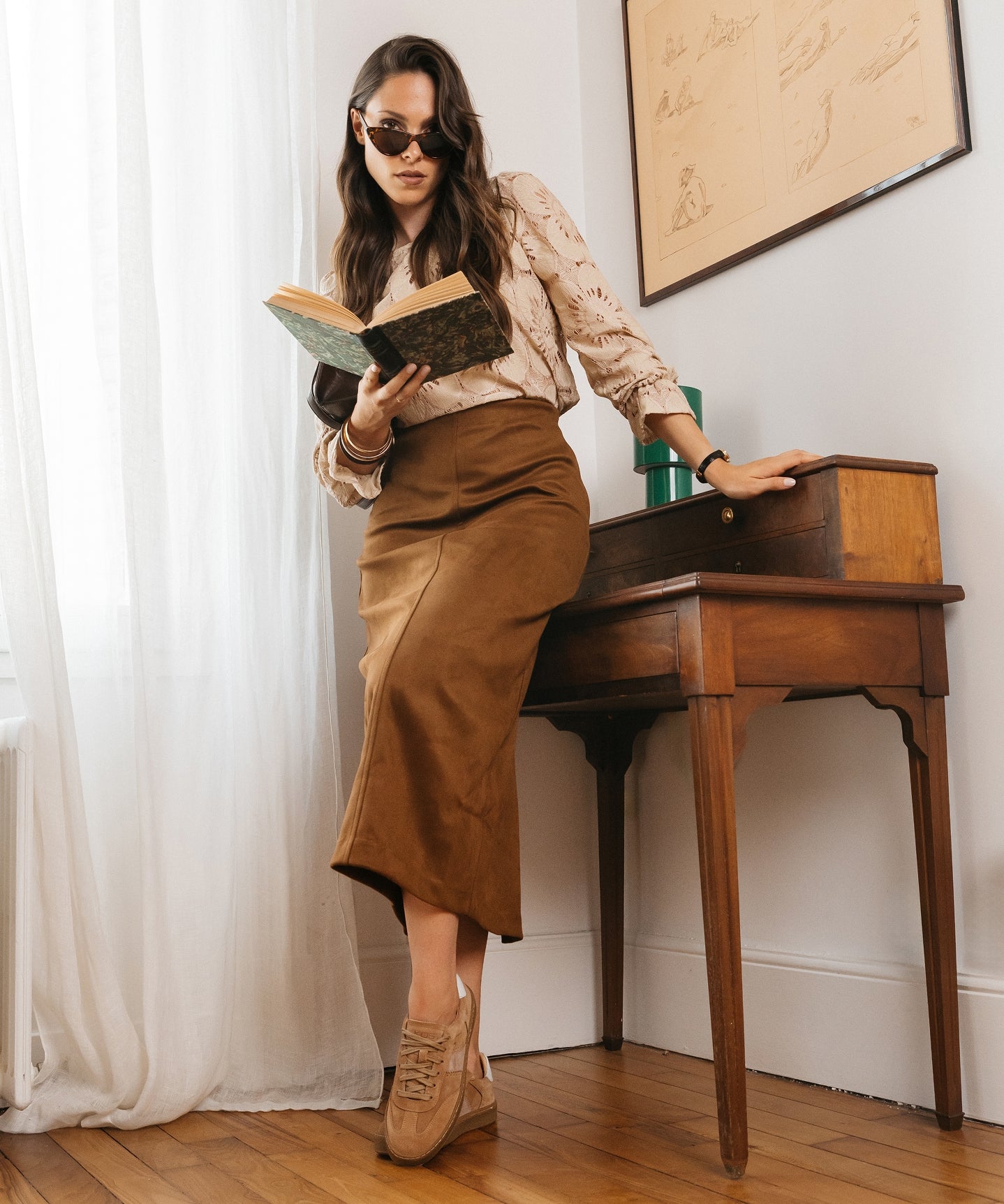 Sneakers vintage femme en daim camel portées avec une jupe longue camel – LYNXA KOST