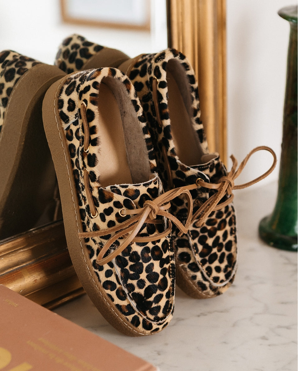 Chaussures bateau femme en cuir imprimé léopard, vue de près – BLOOM KOST
