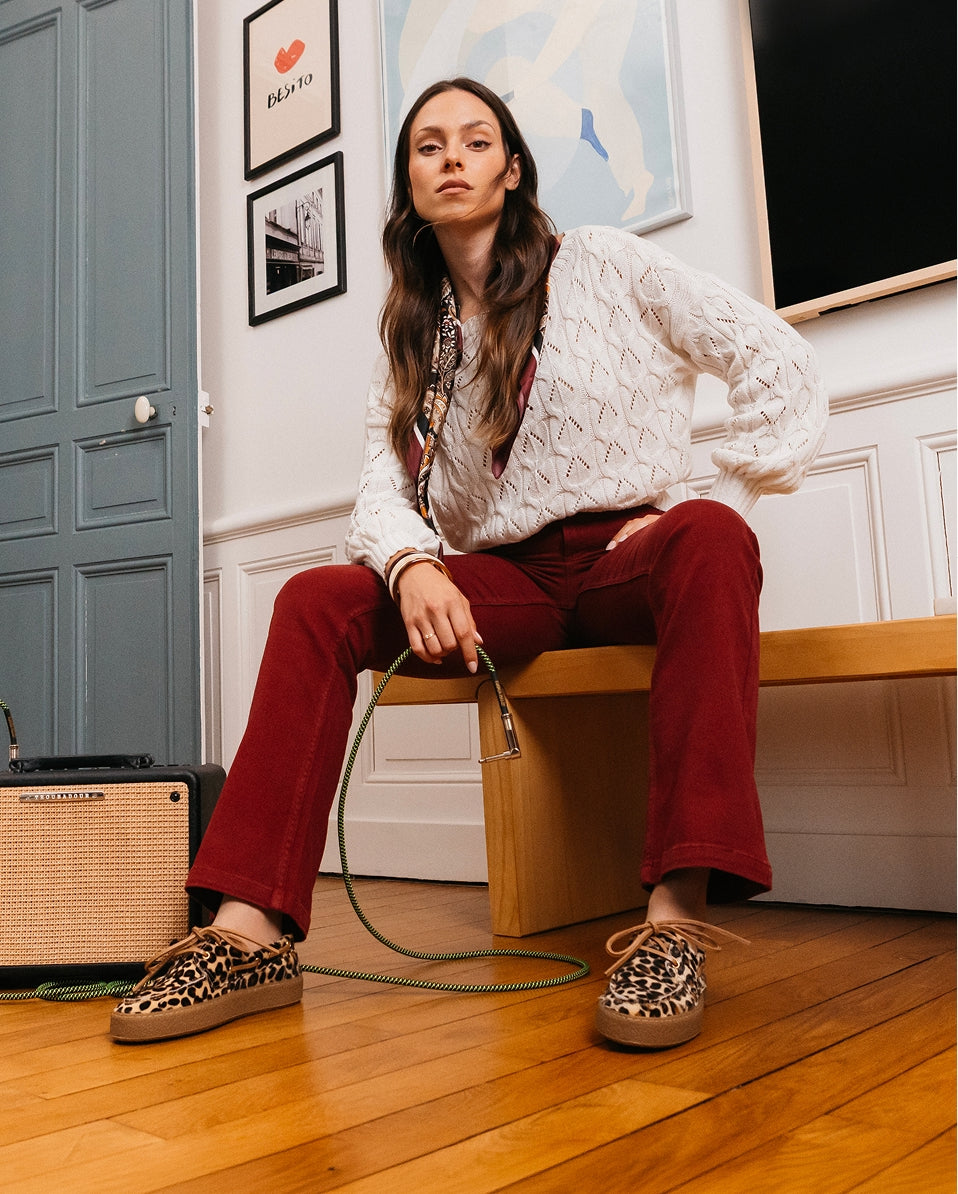 Femme portant des chaussures bateau léopard avec un pantalon rouge – BLOOM KOST