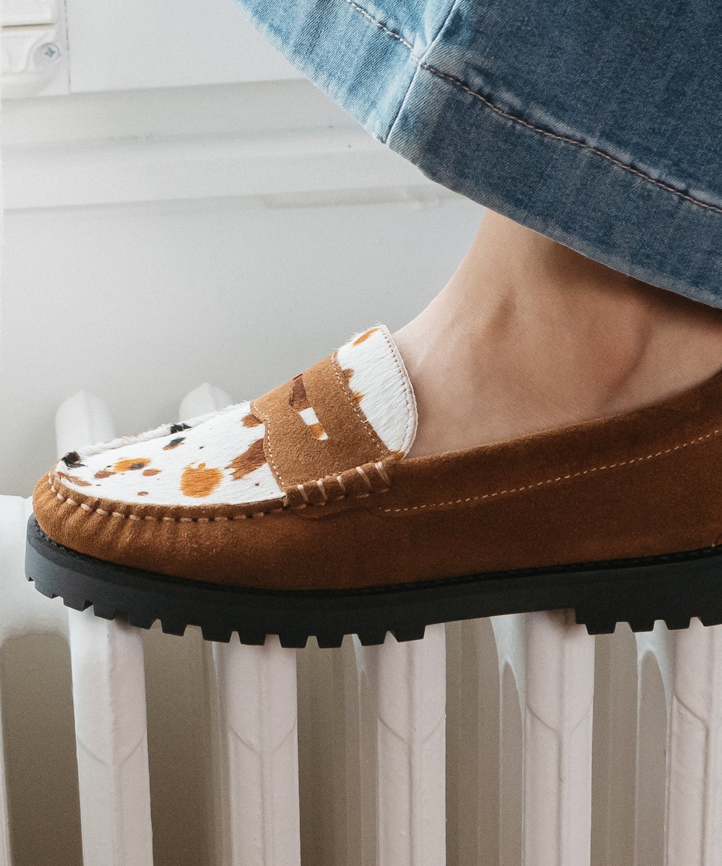 Mocassin femme à semelle crantée en daim camel, vue de près – FOX KOST