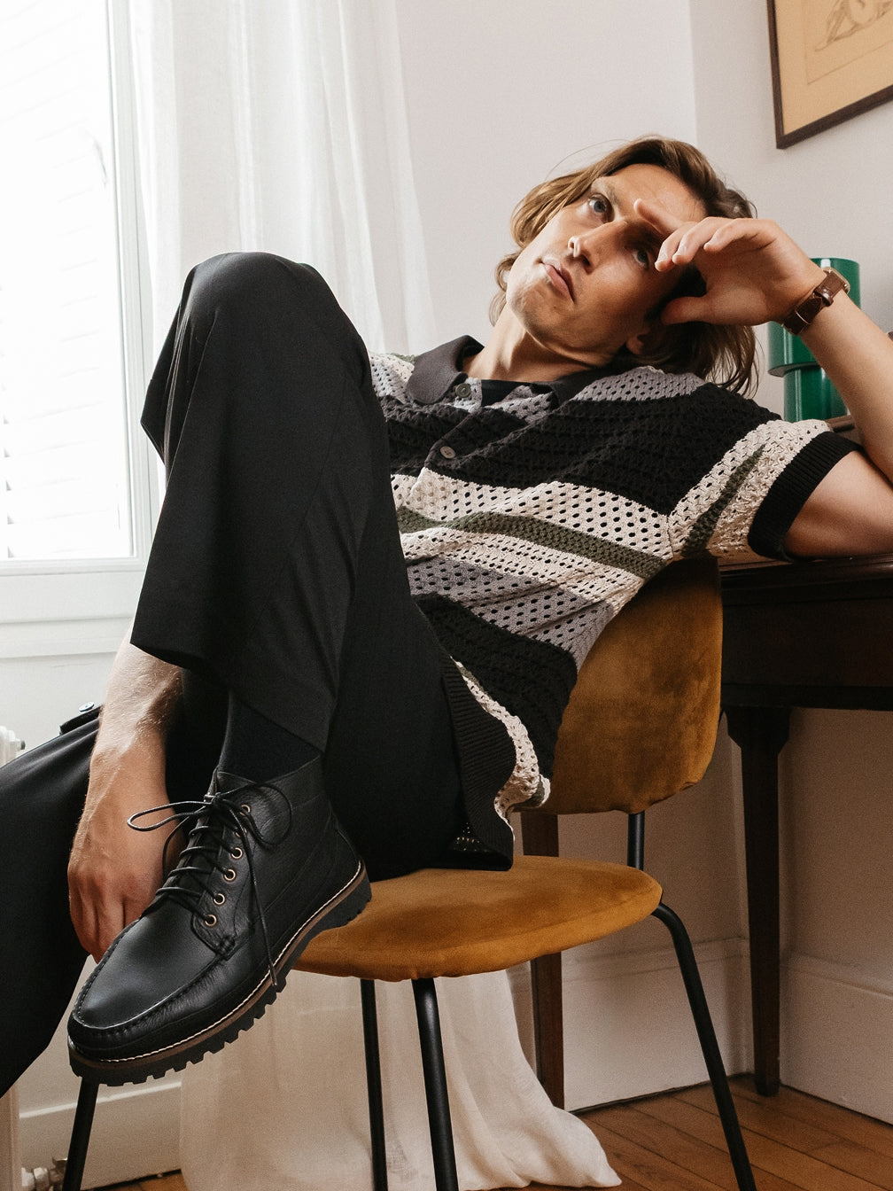 Homme en pull rayé et pantalon noir portant des derbies noires à semelle crantée – CRISPY KOST