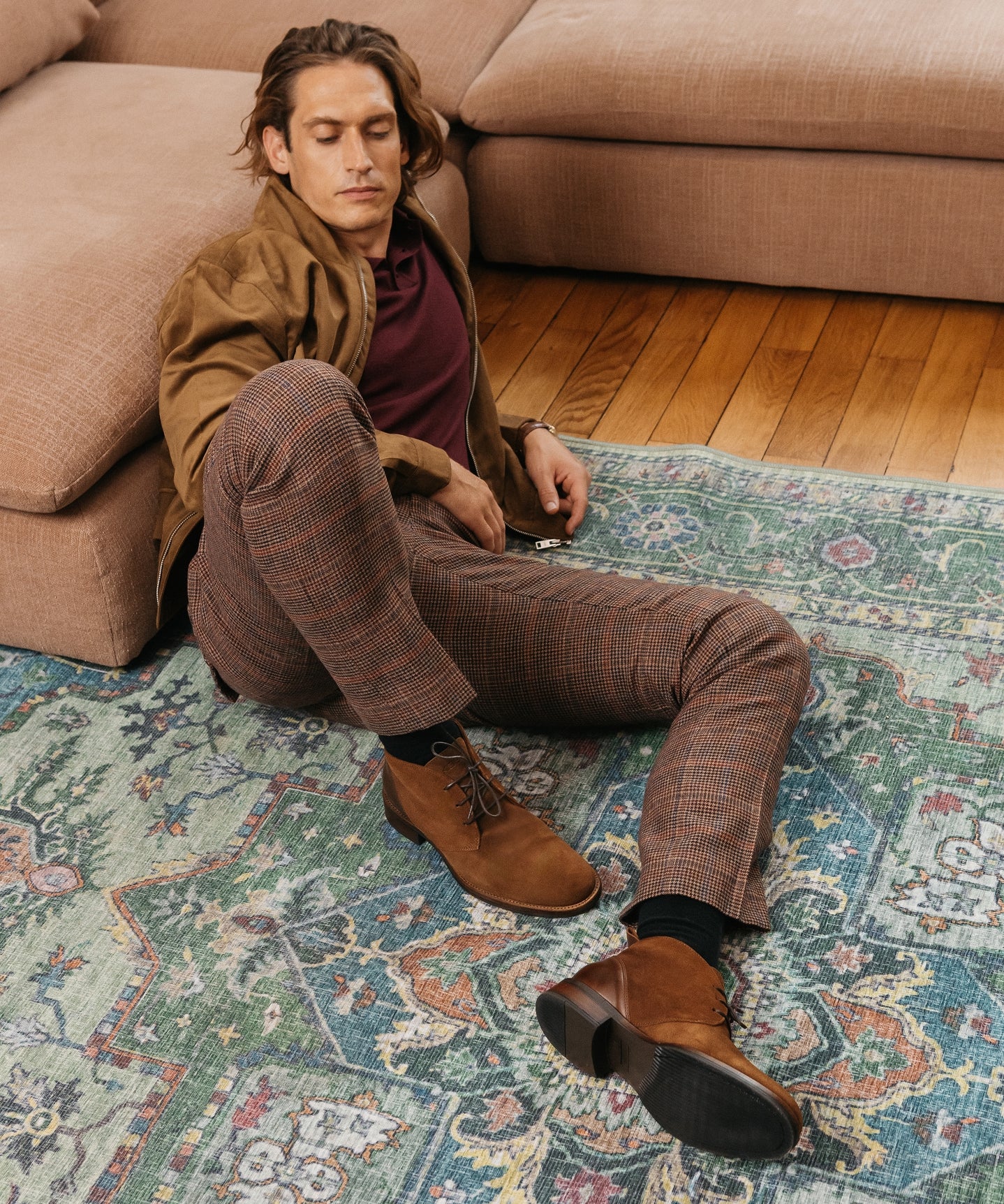 Homme portant des bottines en daim marron – WESLEY KOST