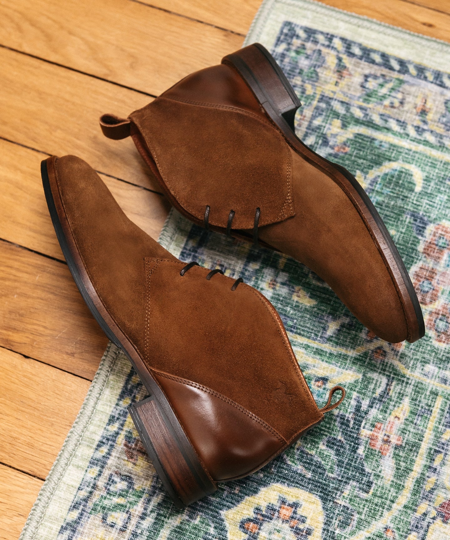 Bottines homme en daim marron, vue de près – WESLEY KOST