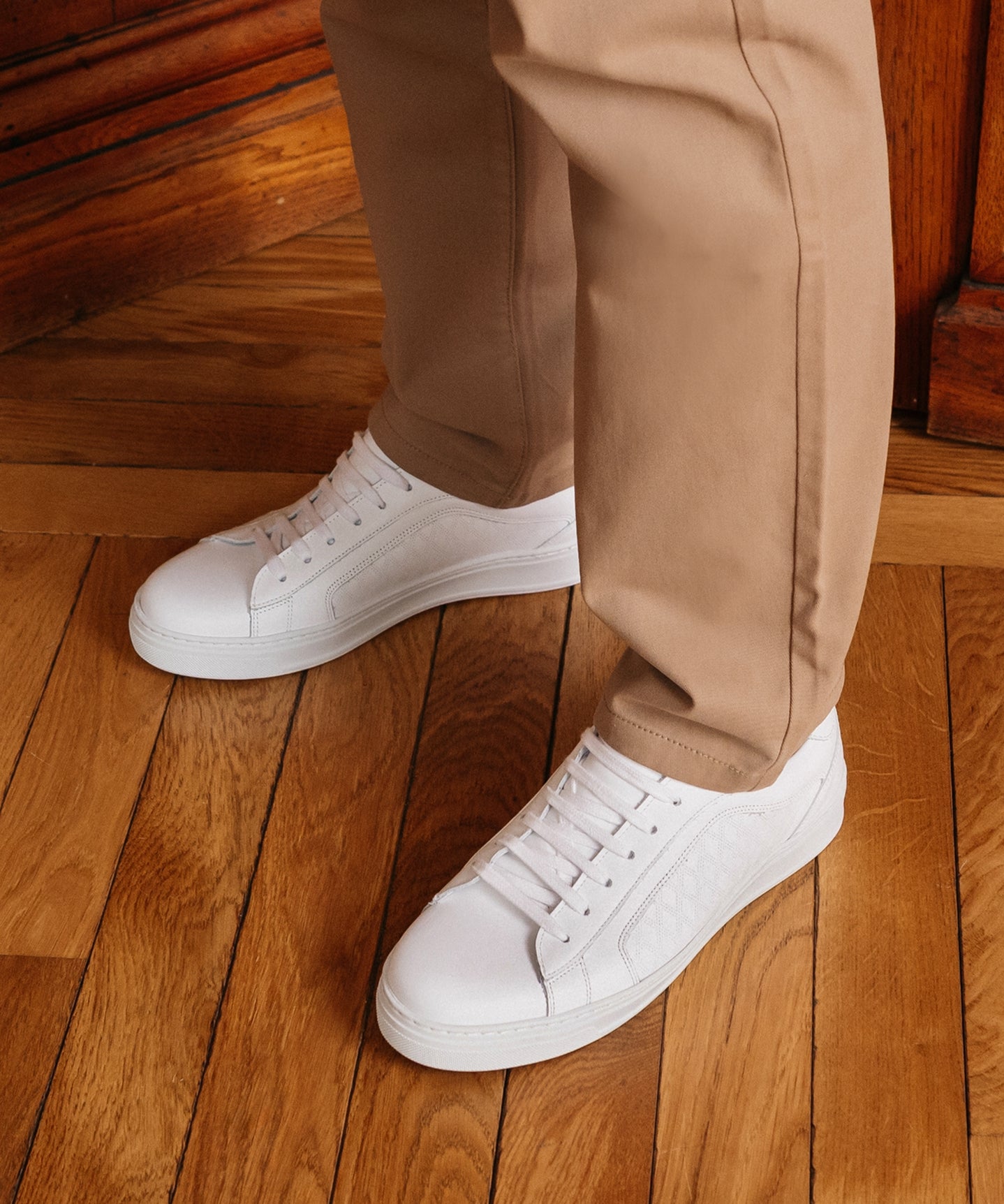 Sneakers blanches homme en cuir portées avec un pantalon chino beige – YAHEL KOST