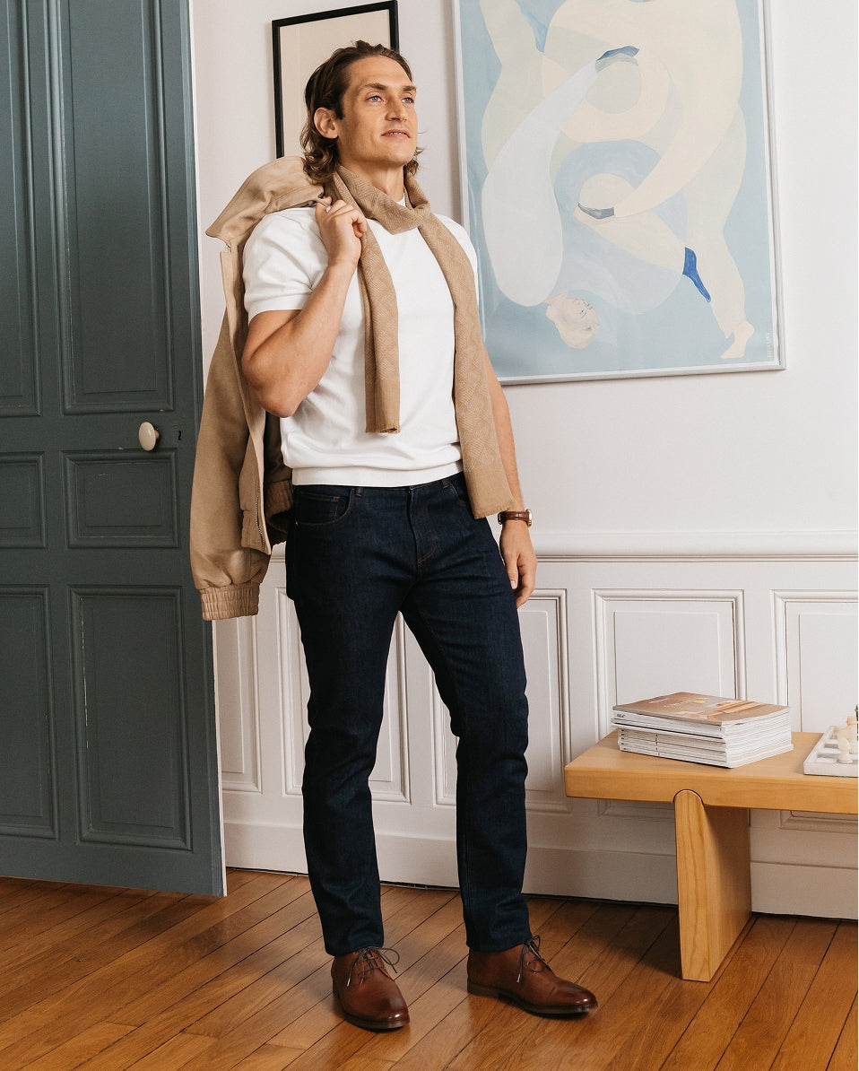 Homme en t-shirt blanc et jean brut portant des chaussures en cuir marron – MADISON 51 KOST