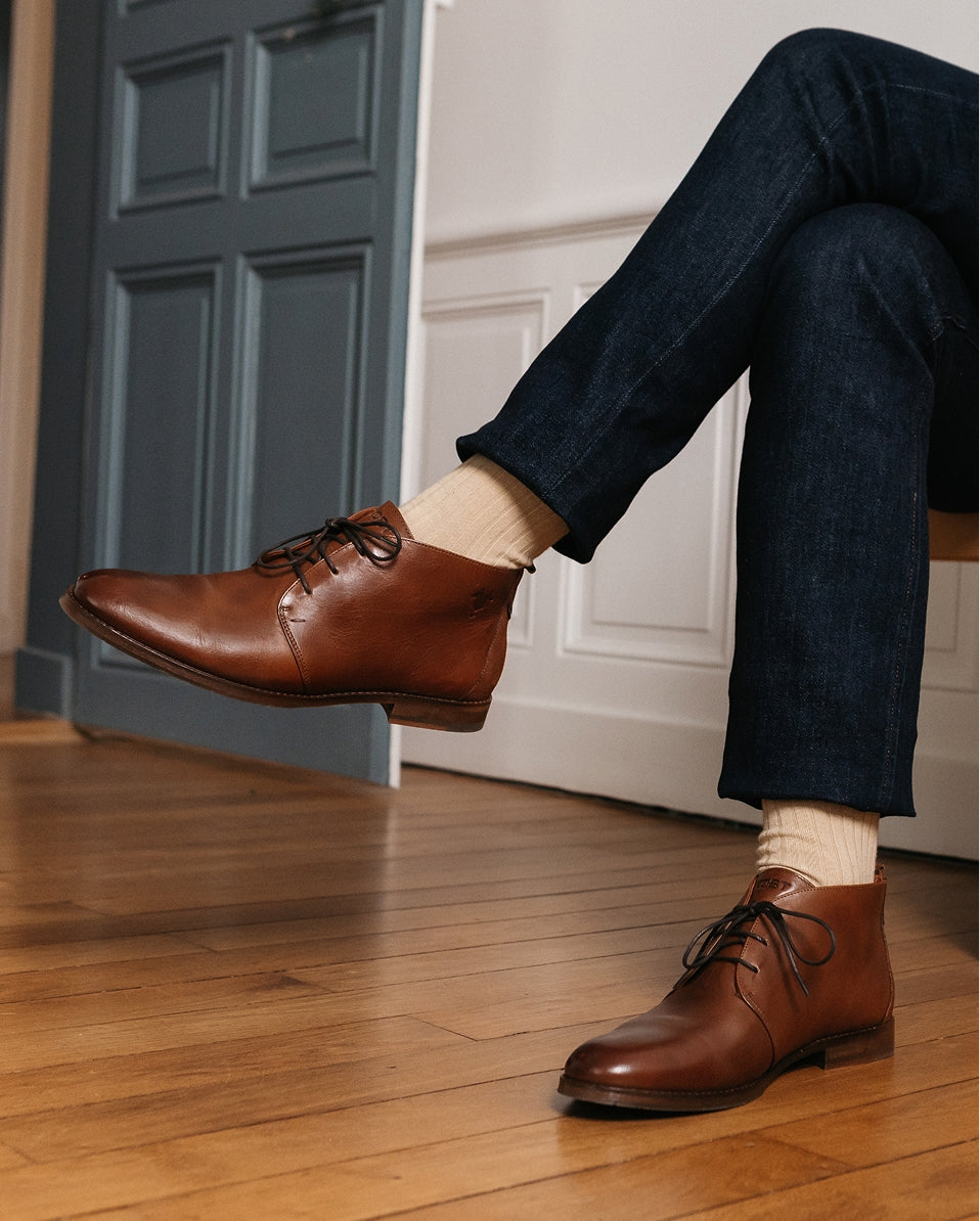 Bottines homme en cuir marron portées avec un jean brut – MADISON 51 KOST