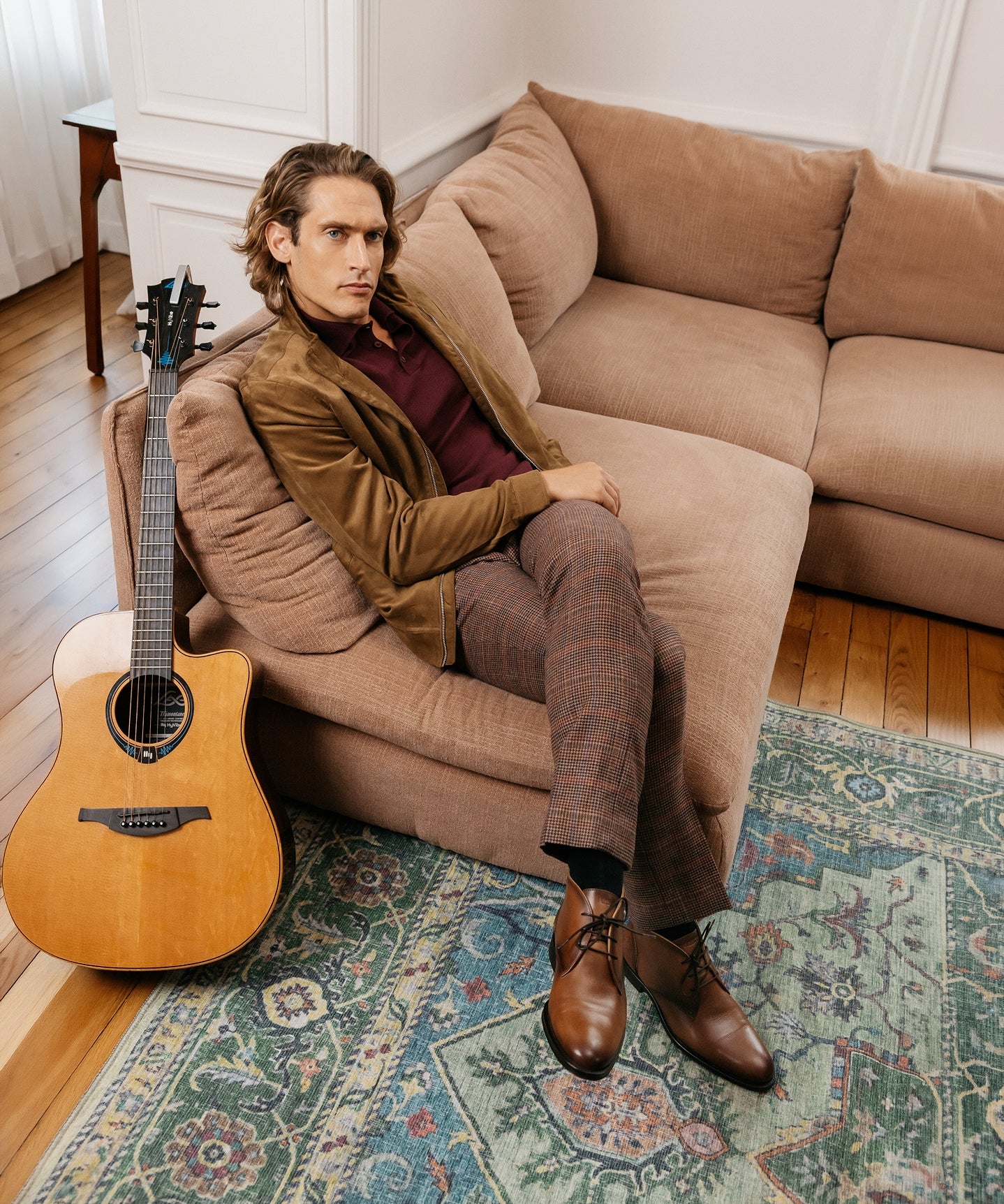 Homme assis, portant des boots en cuir marron – FOSSAN KOST