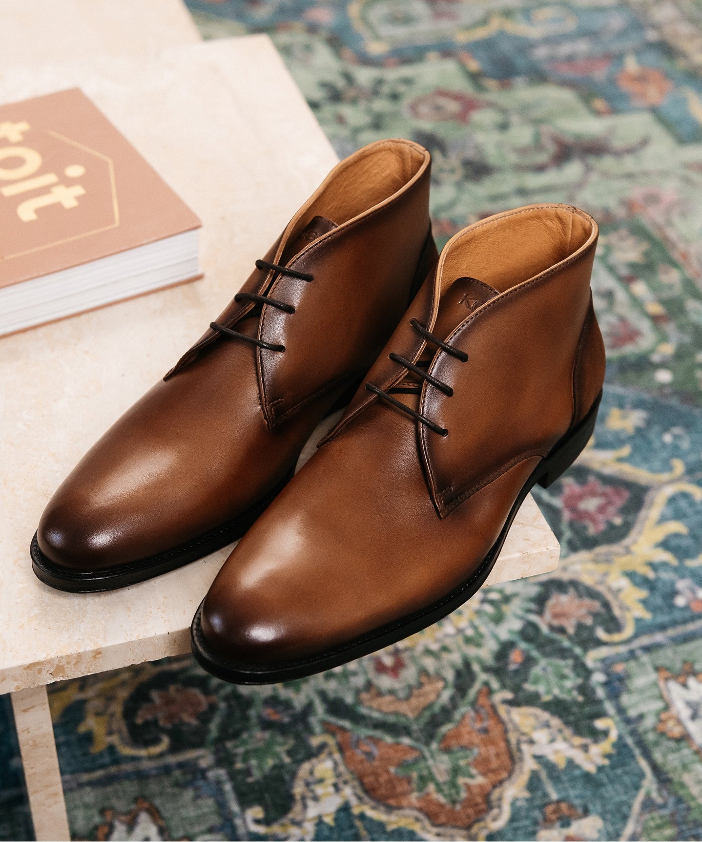 Bottines homme à lacets en cuir marron sur un tapis vintage – FOSSAN KOST